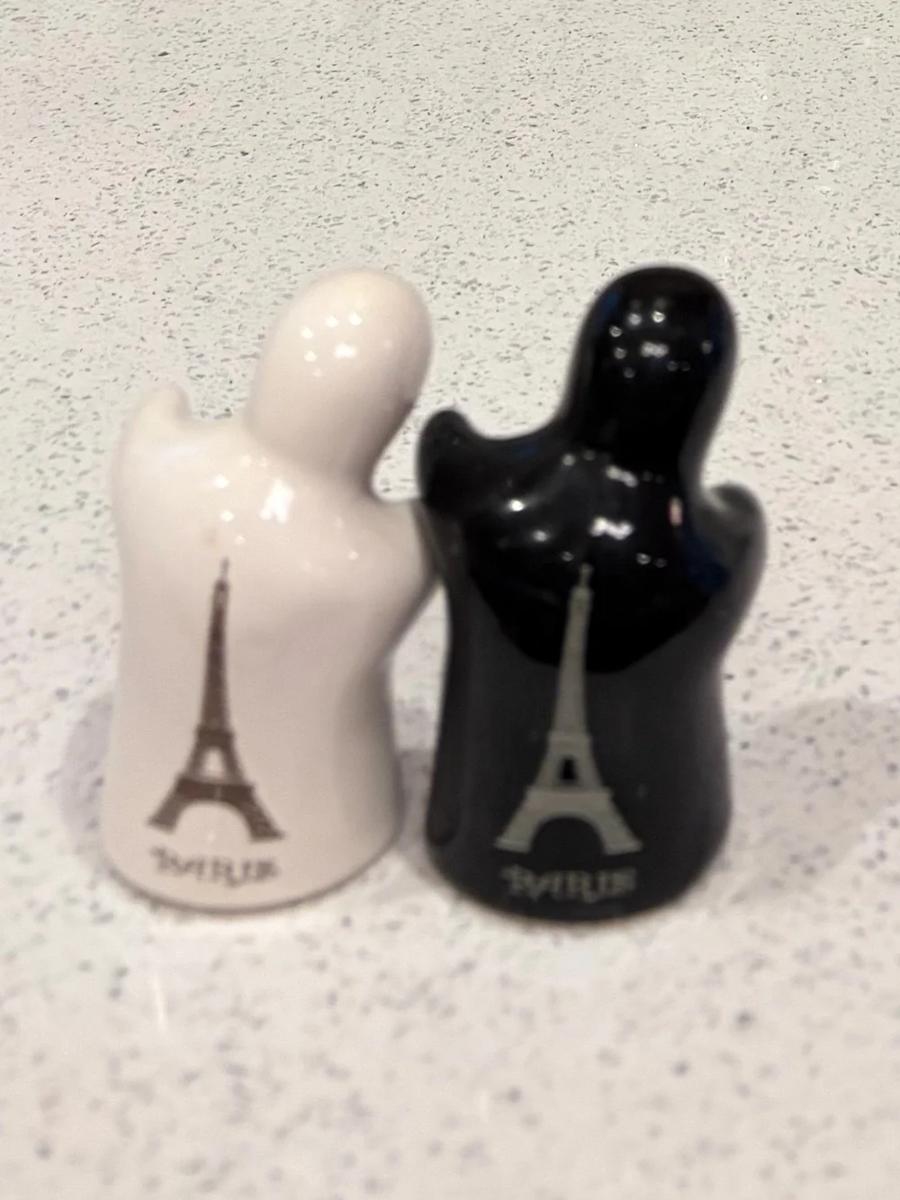 Paris embrace Ceramic Hug Salt & Pepper Shaker Set - Black and White